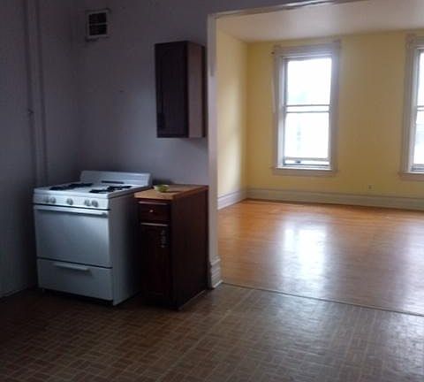 4th image of 2059 W Belmont Ave APT 2F