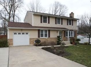 13 Manchester Ln, Wilmington, DE 19810