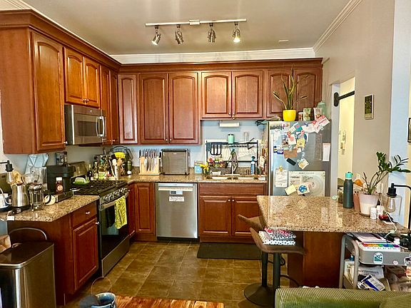 5th image of 1042 W Bryn Mawr Ave #3