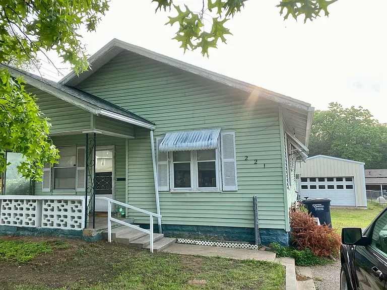 221 N Pesotum Ave — Photo 1