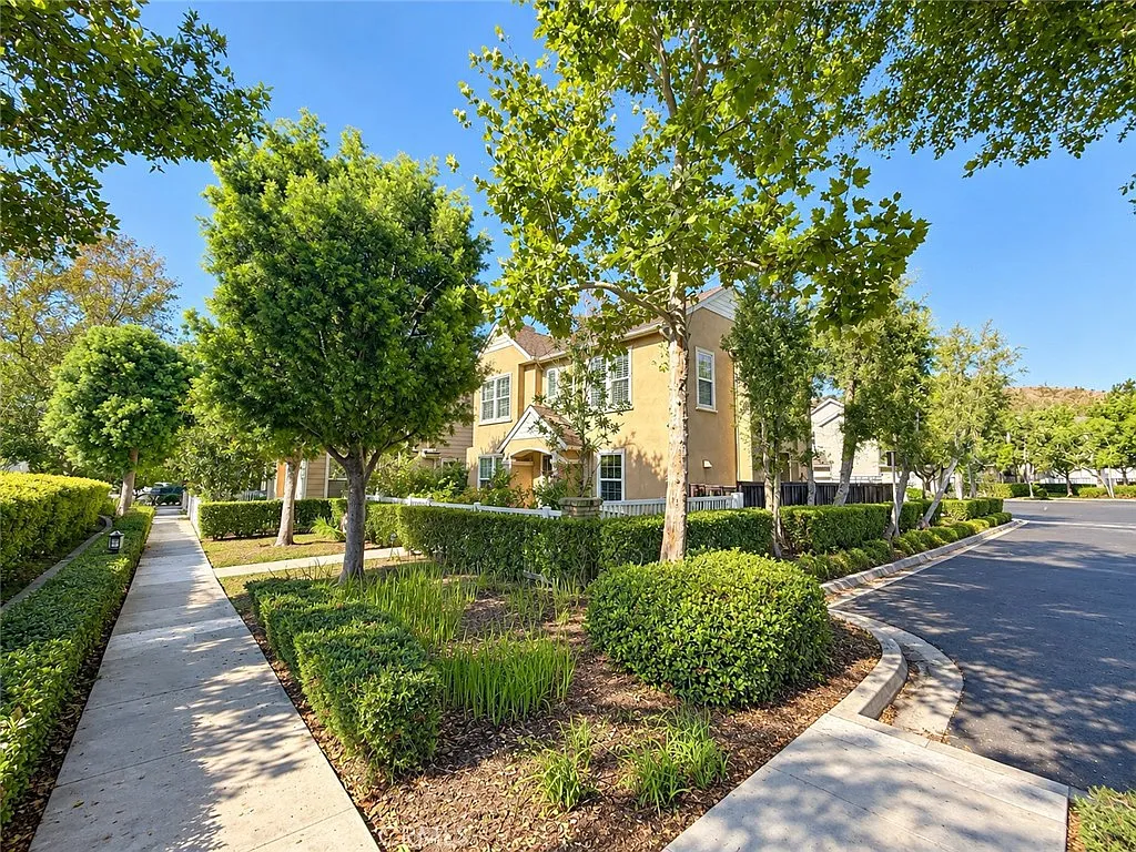 4 bed, 2.5 bath, 2200 sqft, $5,395 — Photo 4