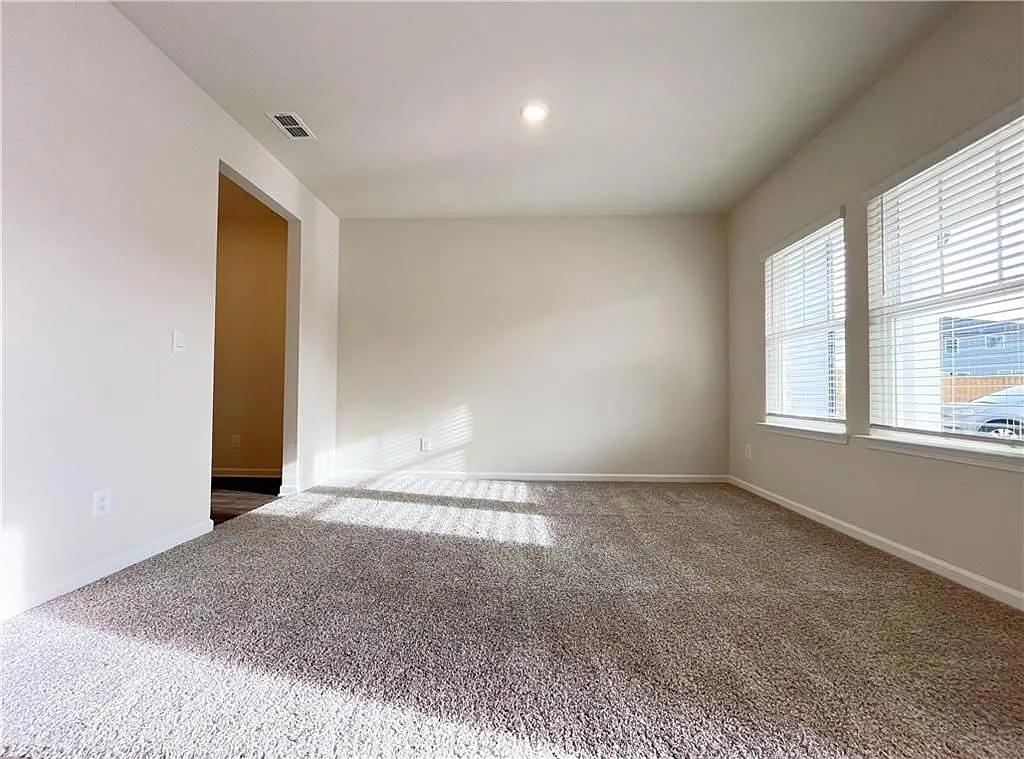 5 bed, 3.0 bath, 2950 sqft, $2,600 — Photo 4