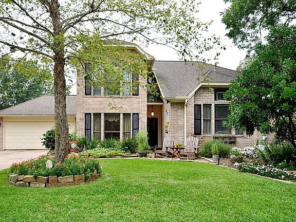 Beautiful manicured front yard.