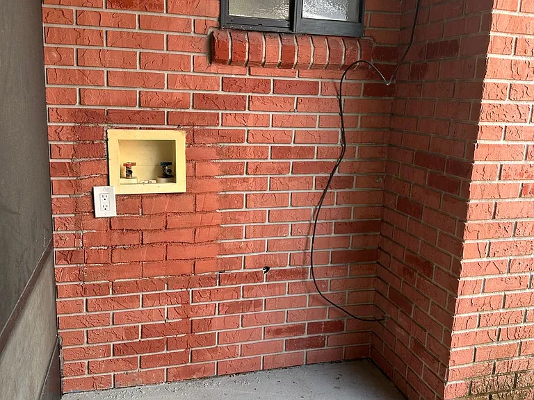 EXTERIOR RECESSED COVERED AREA,
PERFECT FOR BBQUING.