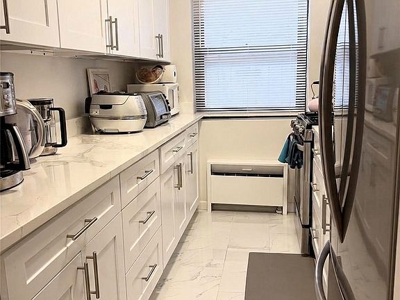5th image of 3071 Edwin Ave APT 2B