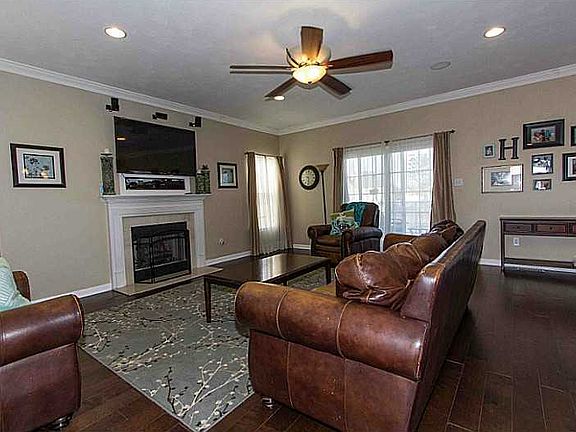 4th image of 413 Jonathans Cove Ct