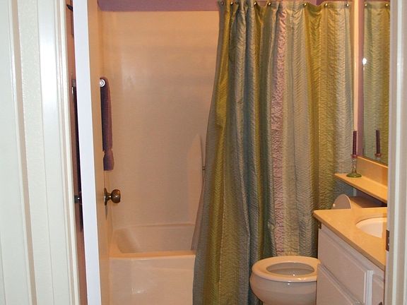 Bathroom (2nd floor)