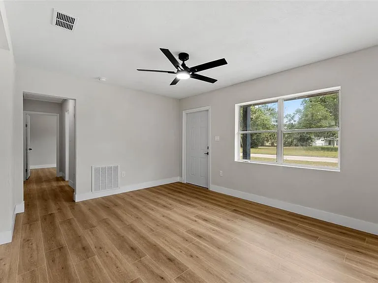1218 Crescent St — Photo 7