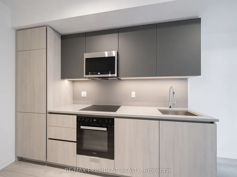 400 King St W #511 — Photo 8