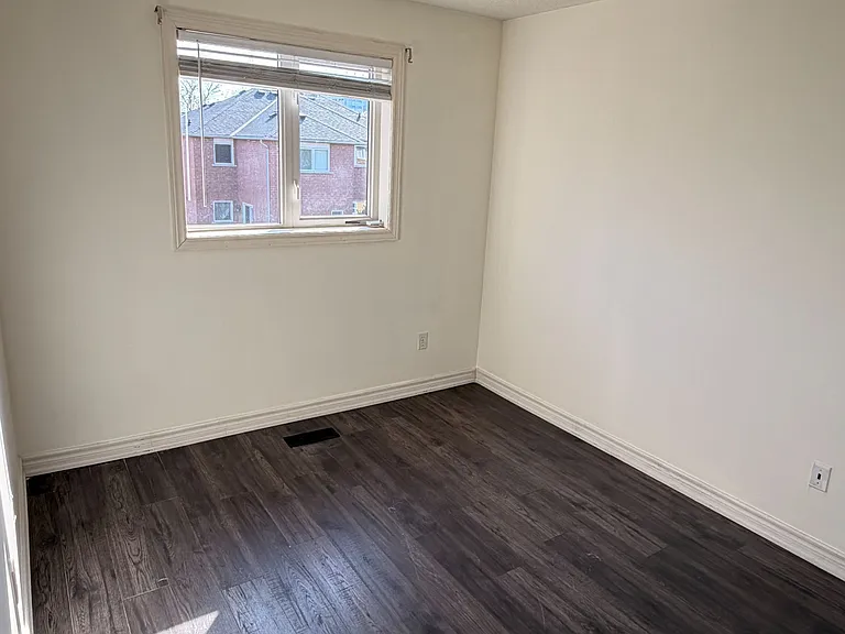 2443 Newcastle Cres — Photo 14