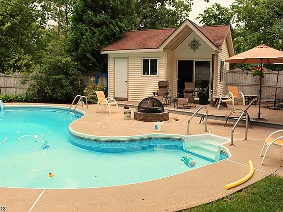 3rd image of 35 Hillsdale Dr