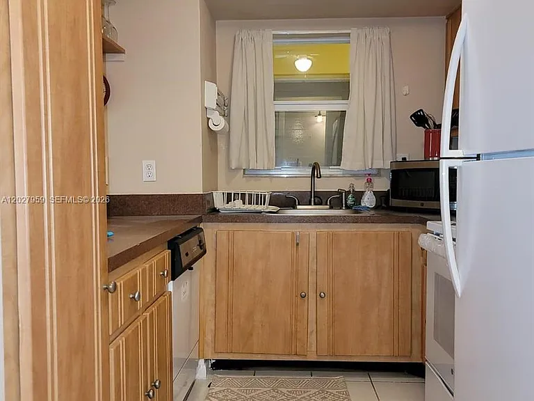 815 Middle River Dr #203 — Photo 9