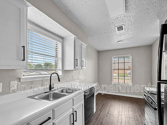 3rd image of 304A Kings Way Dr