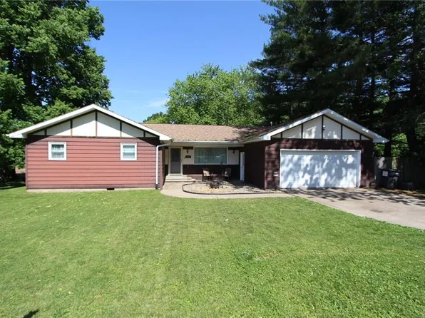 535 N 7th St, Charleston, IL 61920