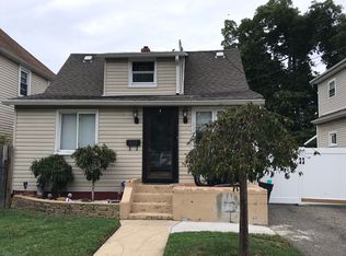 1032 Harding St, Uniondale, NY 11553