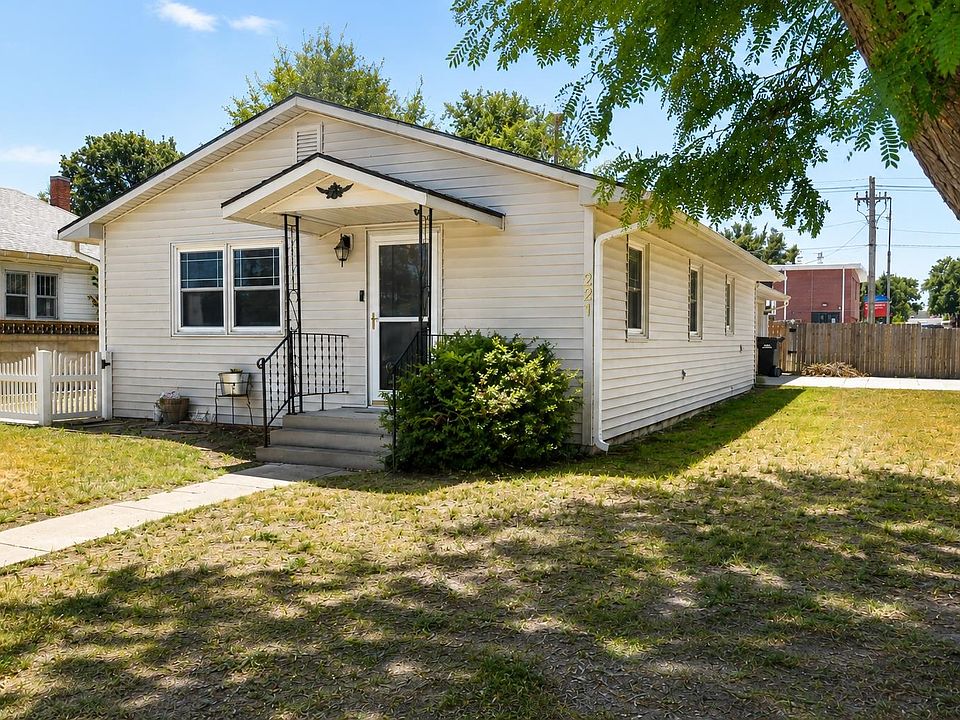 1st image of 221 W Spencer St
