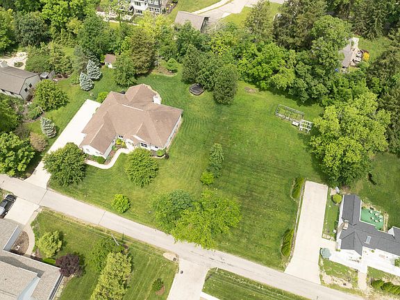 3rd image of 60 E Pawnee Dr