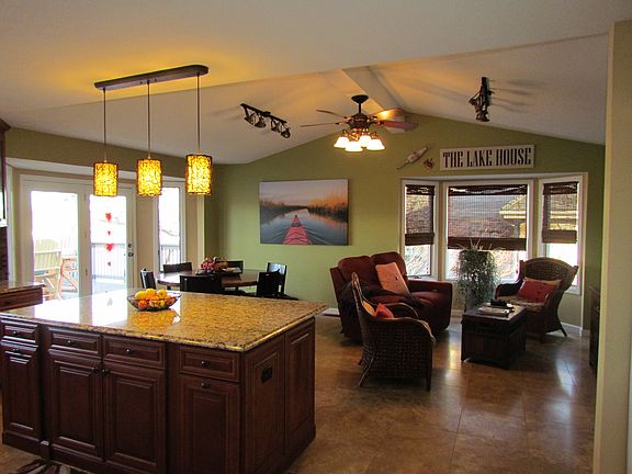 Breakfast/Hearth Room