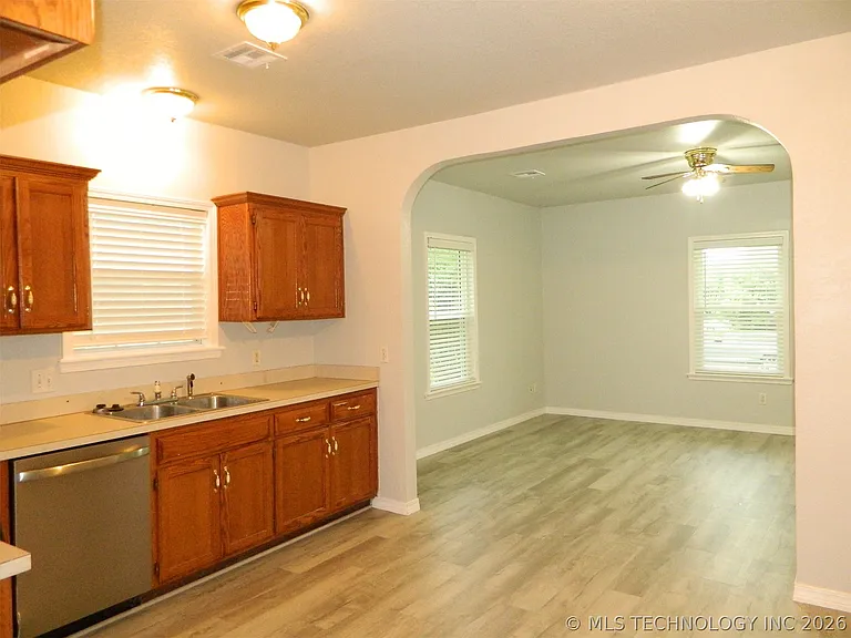 1302 W Exchange St — Photo 9