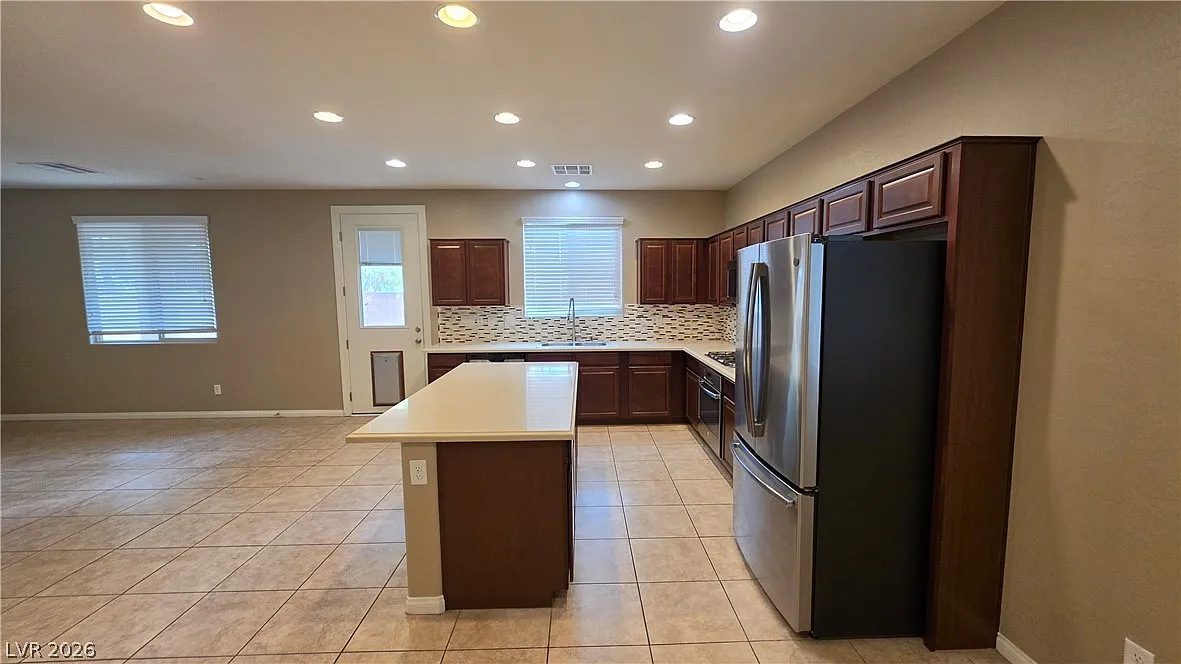 3 bed, 2.5 bath, 2323 sqft, $2,477 — Photo 4