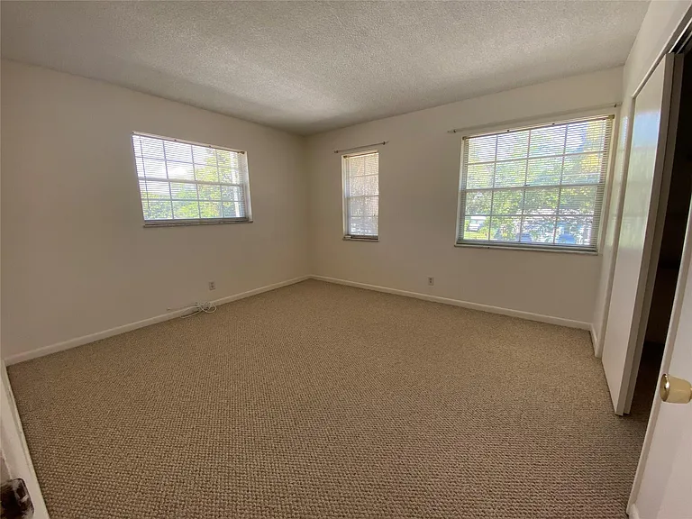 310 SW 11th Ct — Photo 8