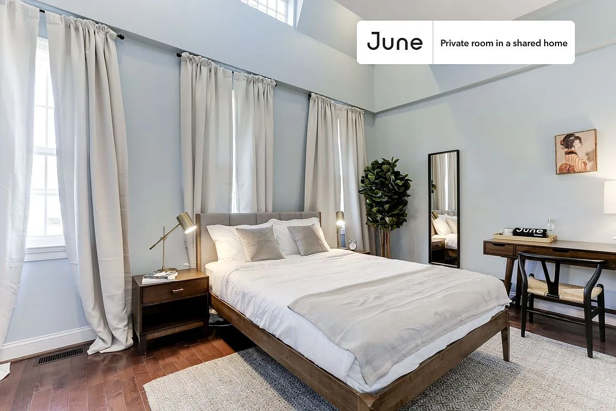 Queen bedroom in 5 bed/3.5 bath home in Capitol Hill #105 2C — Photo 1