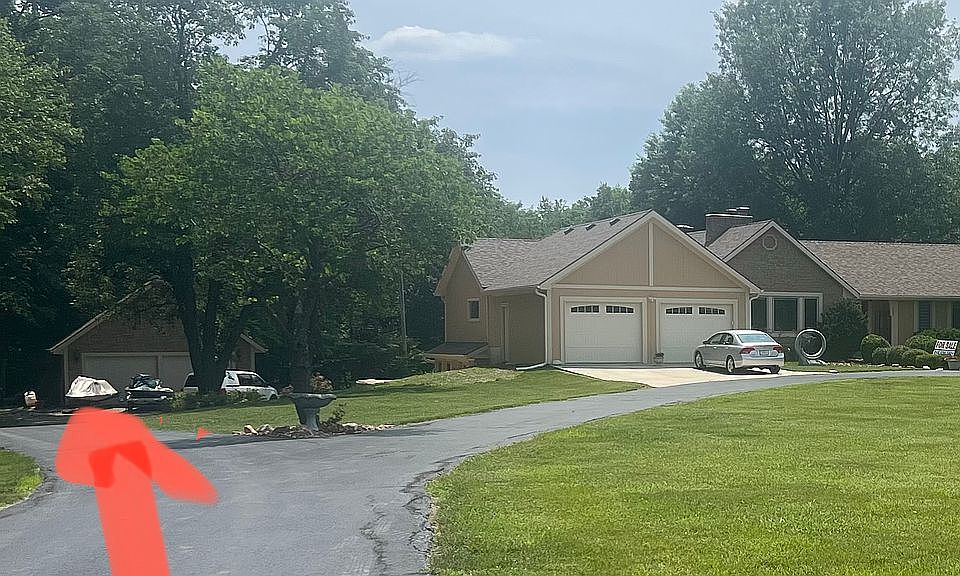 Detached garage w/attic