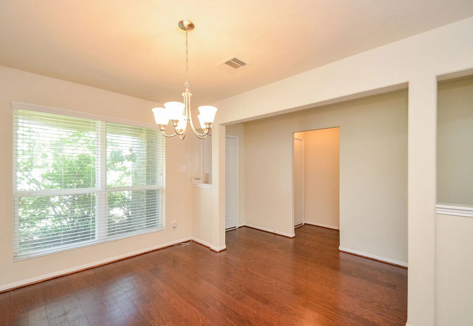 4 bed, 2.5 bath, 3220 sqft, $2,400 — Photo 3