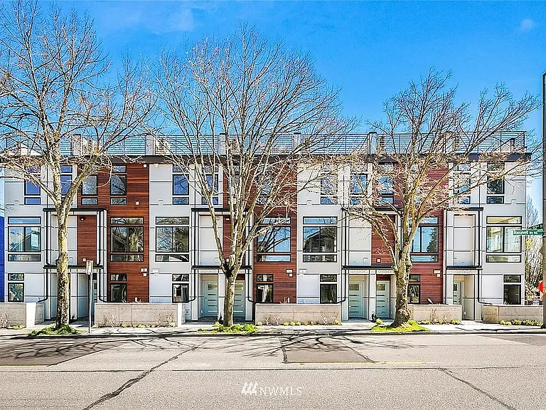 9200F Roosevelt Way NE — Photo 1