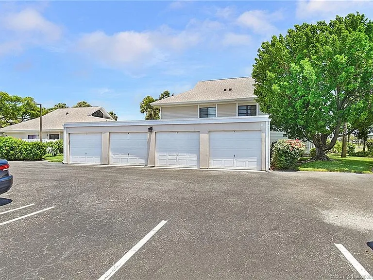324 NE Golfview Cir #324 — Photo 5