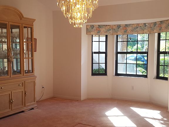 4th image of 223 NE Cypress Trl