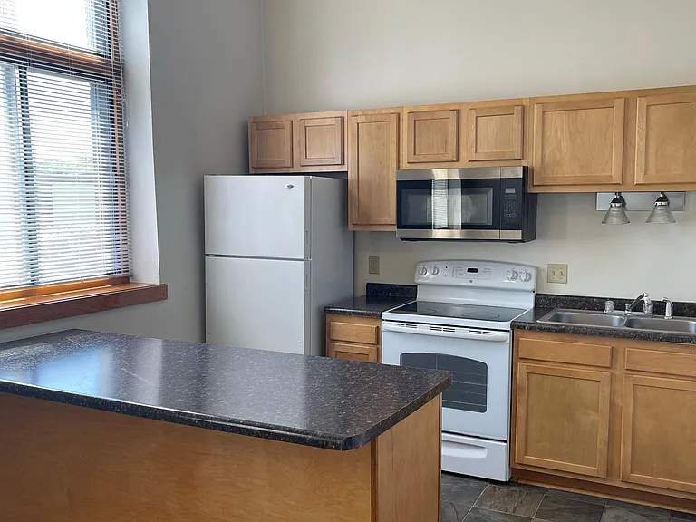 332 E Washington St #3 — Photo 2