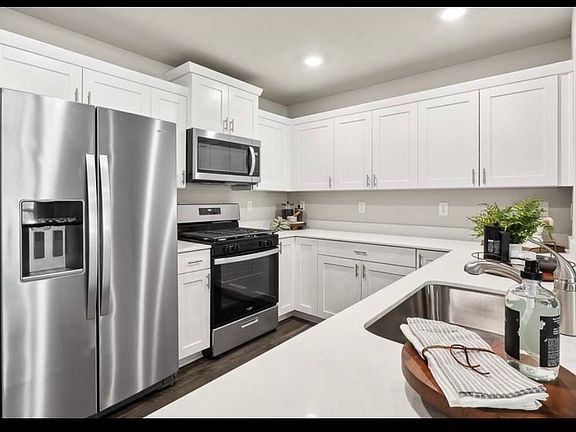 4th image of 2415 Trailside Dr NE