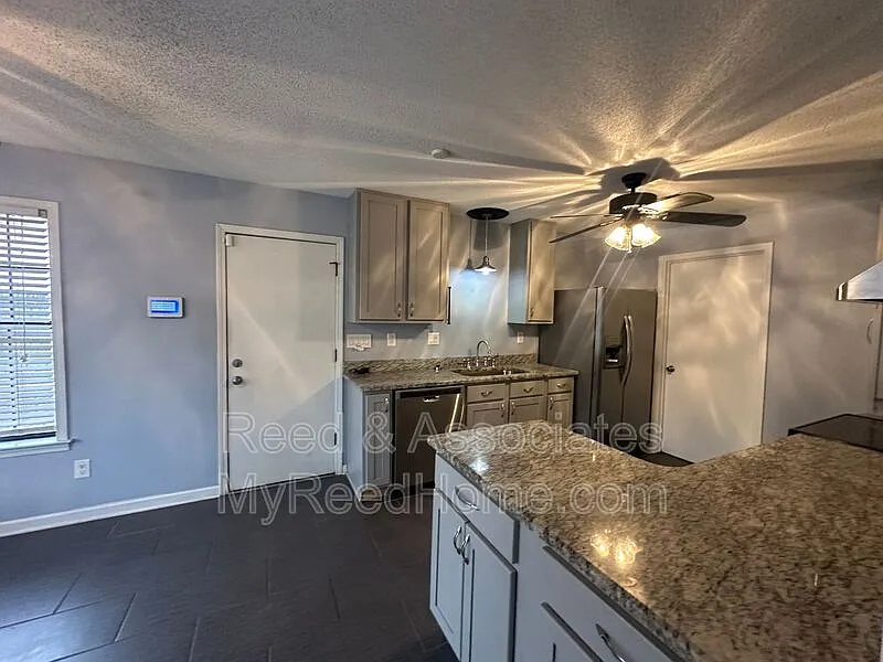 3 bed, 2.0 bath, $1,950 — Photo 3