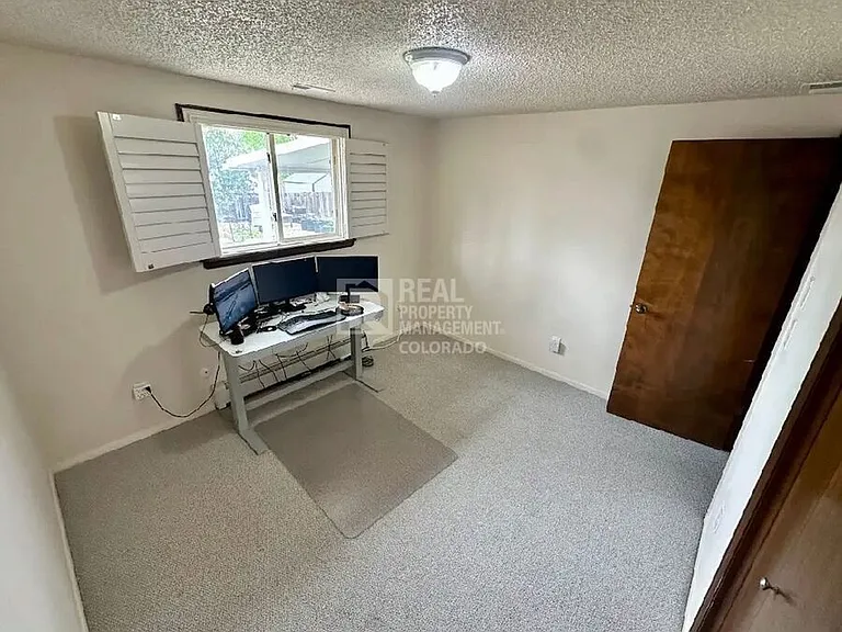 2628 Glendevey Dr — Photo 10