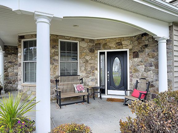 3rd image of 212 Patriot Ln