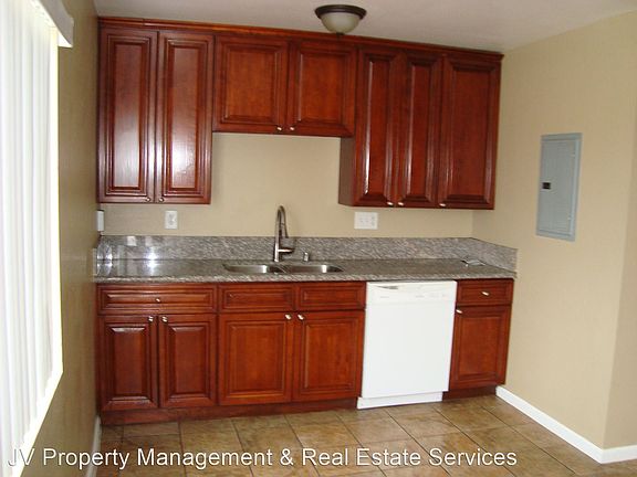 2nd image of 1095 N Vista Ave APT C