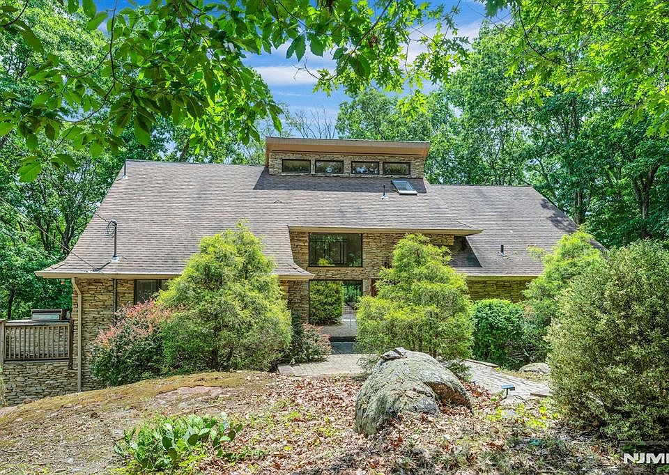1st image of 737 Ridge Rd