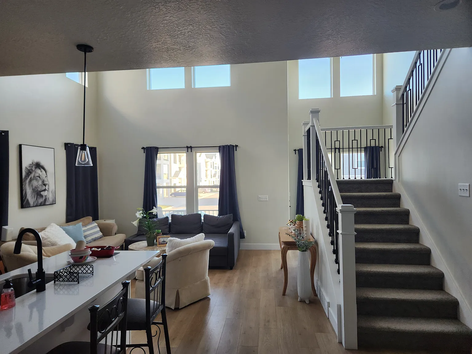 5 bed, 3.5 bath, 2365 sqft, $560 — Photo 4