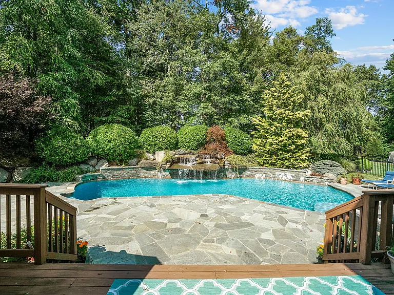 24 Charnwood Dr — Photo 32