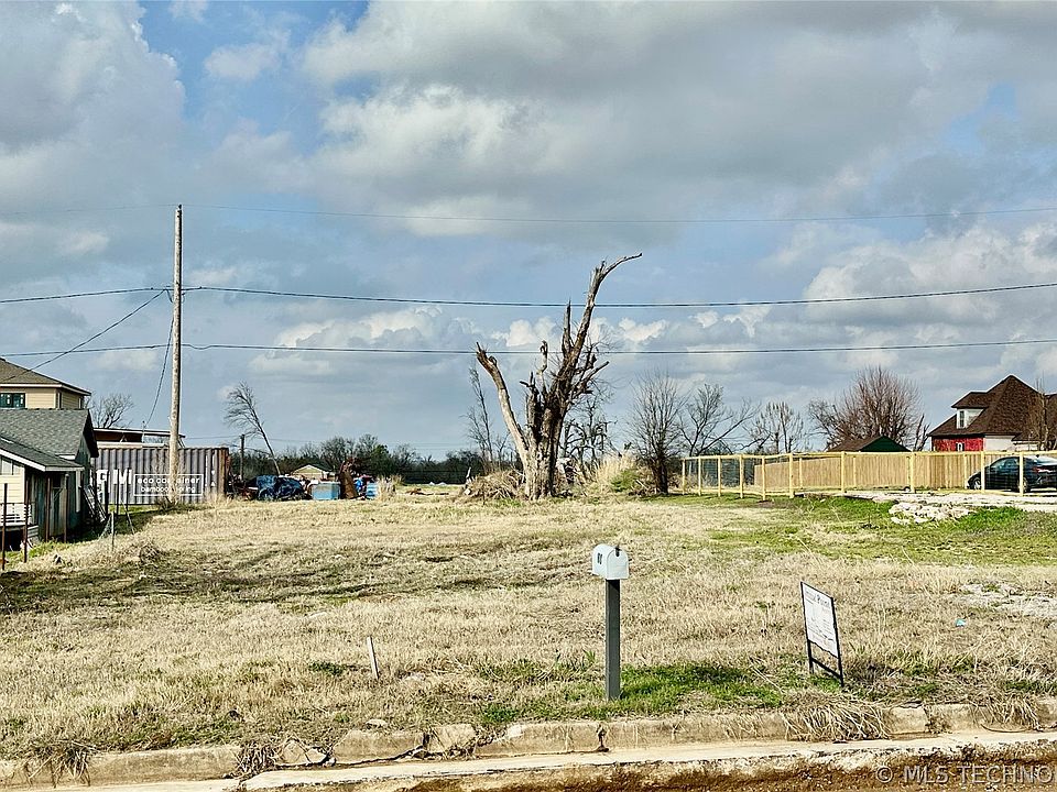 2nd image of 108 E Tahlequah Ave