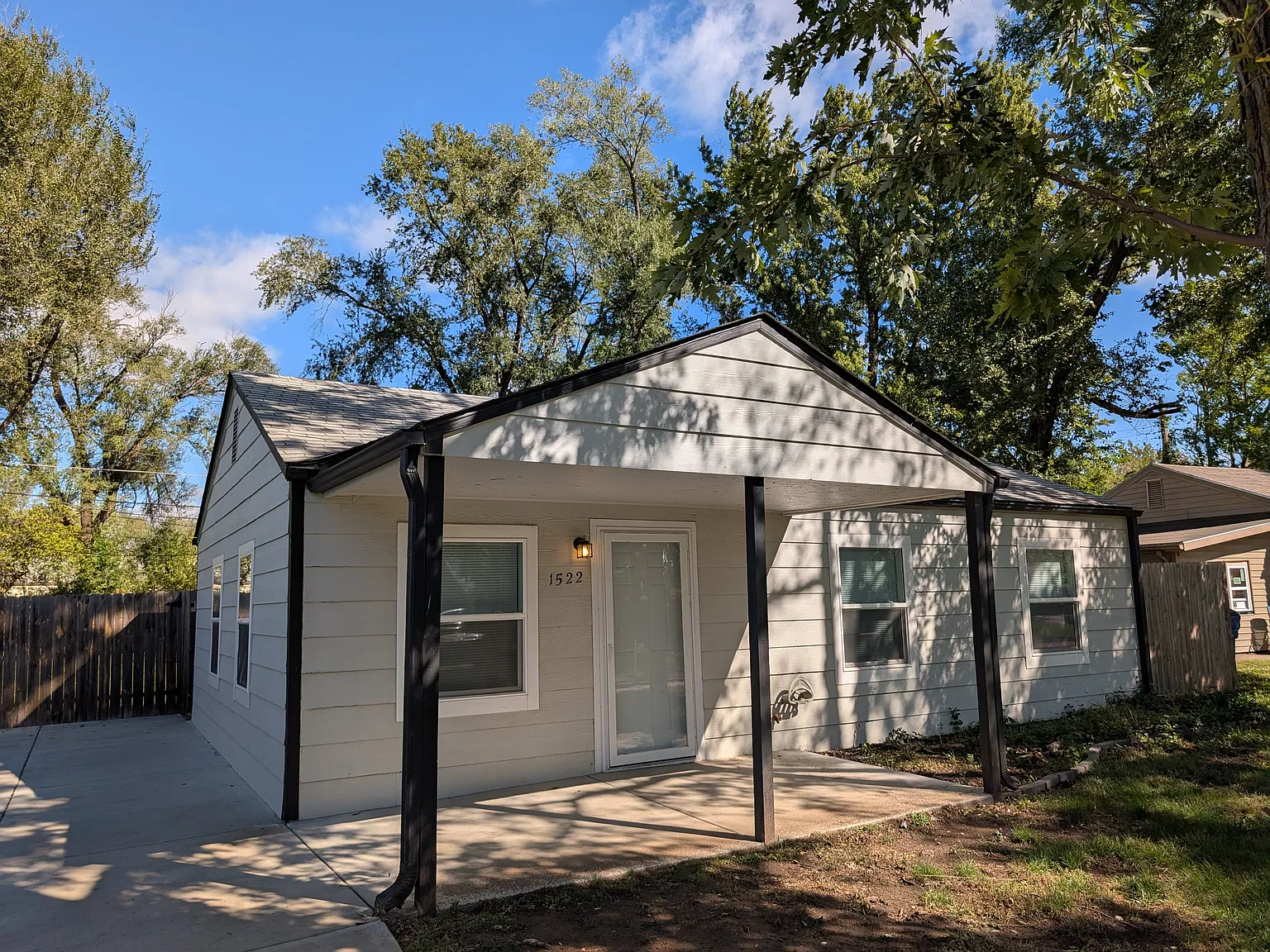 3 bed, 900 sqft, $1,250 — Photo 1