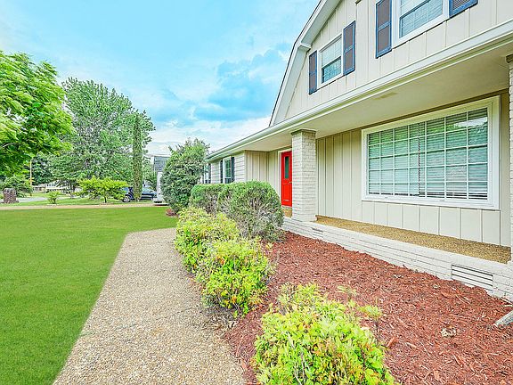4th image of 3734 Edgewater Dr