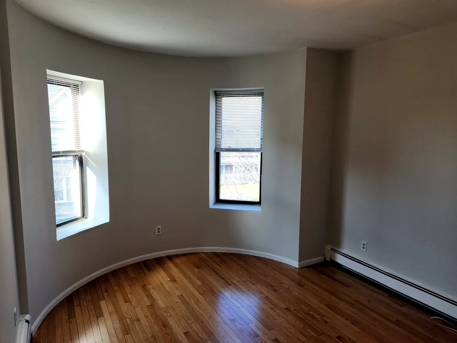 3 bed, 1.5 bath, 1200 sqft, $3,300 — Photo 2