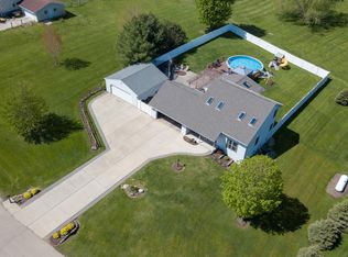1917 Meadow View Cir, Dixon, IL 61021