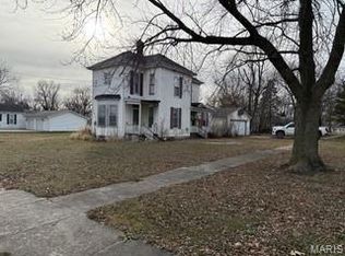 327 E Madison St, Girard, IL