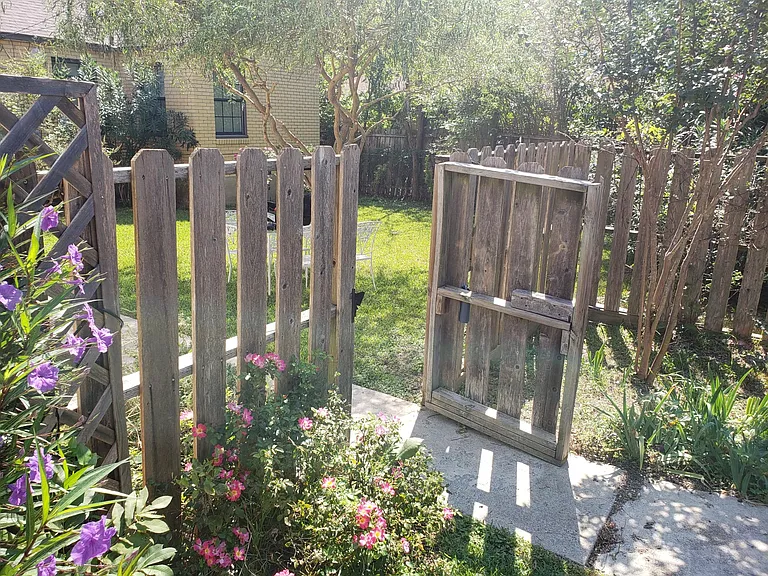 Courtyard - fenced back yard