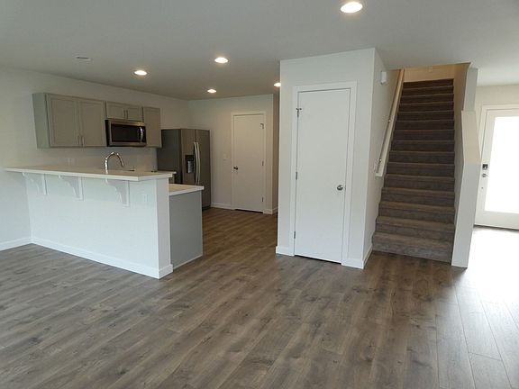 4th image of 143 Valley Creek Dr