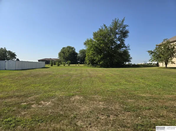 1707 Lake Ridge Dr, Plattsmouth, NE 68048