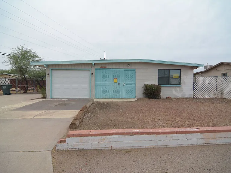 1074 W Pennsylvania Dr — Photo 1